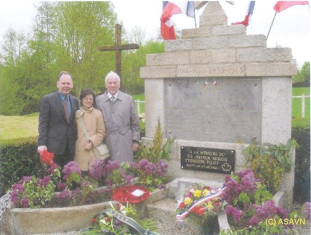 Photo 20 : Mr et Mme J. Miron; E. Miron, ex-pilote de bombardier Lancaster (neveux et frère de A. Miron)