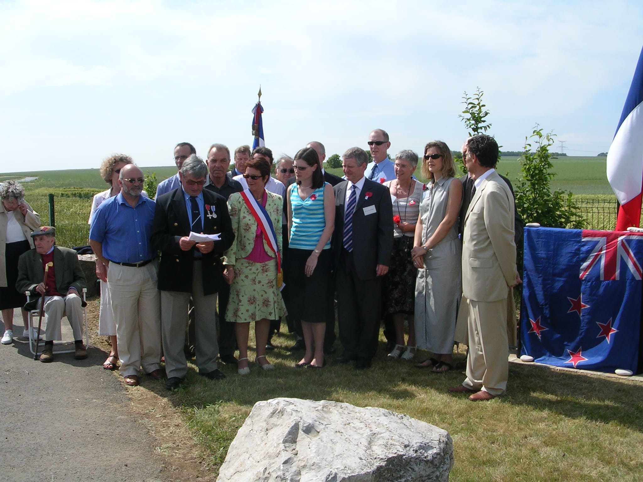 Photo 42 : La famille Burke, Mme Tacher, Mme Beuve, maire de Vieux, Mr Cousin, député, S/L H. Pears, DFC