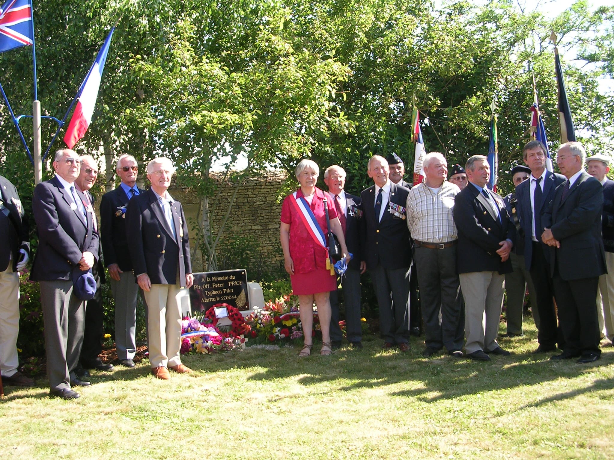 Photo 43: Mme Gibeau, maire, entourée des vétérans