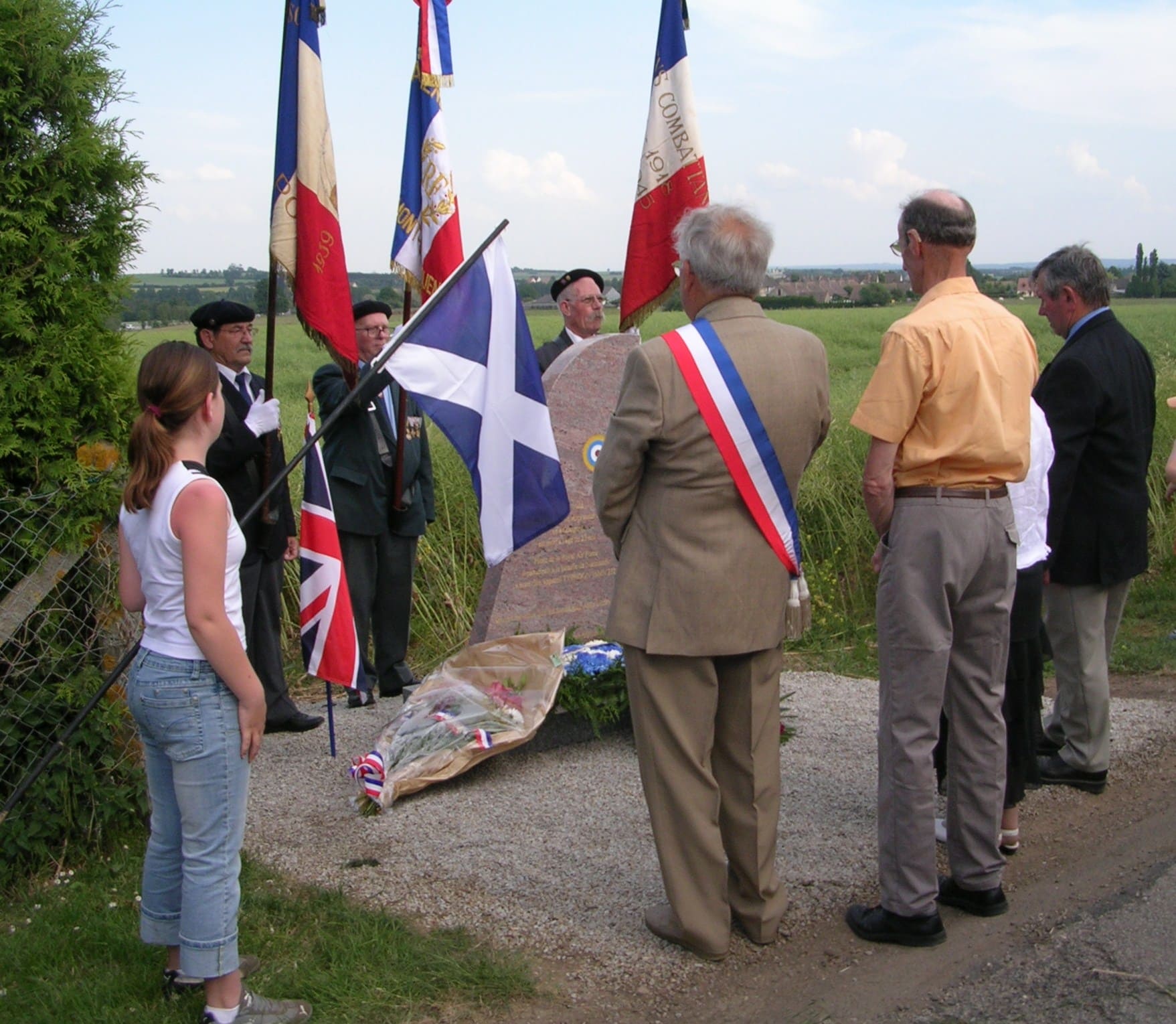 Photo 44: Recueillement à la stèle lnglis