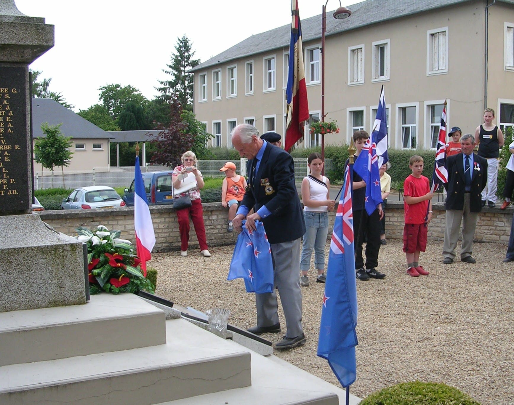 Photo 45 : Le Monument aux Morts de Potigny portant les plaques commémoratives des deux pilotes de Typhoon tombés sur la Commune.