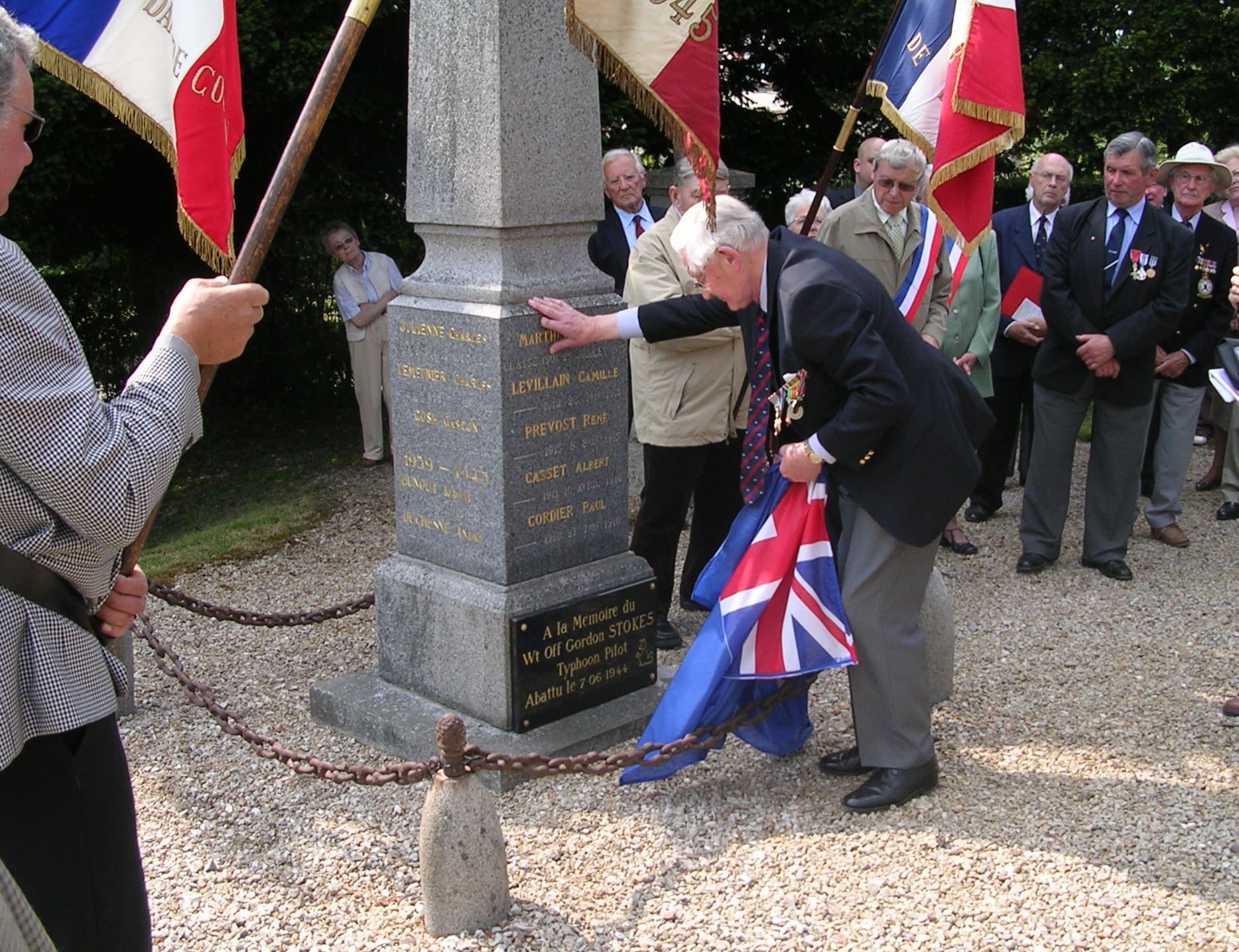 Photo 49 : La plaque venant d'être dévoilée par le F/L David Ince, DFC