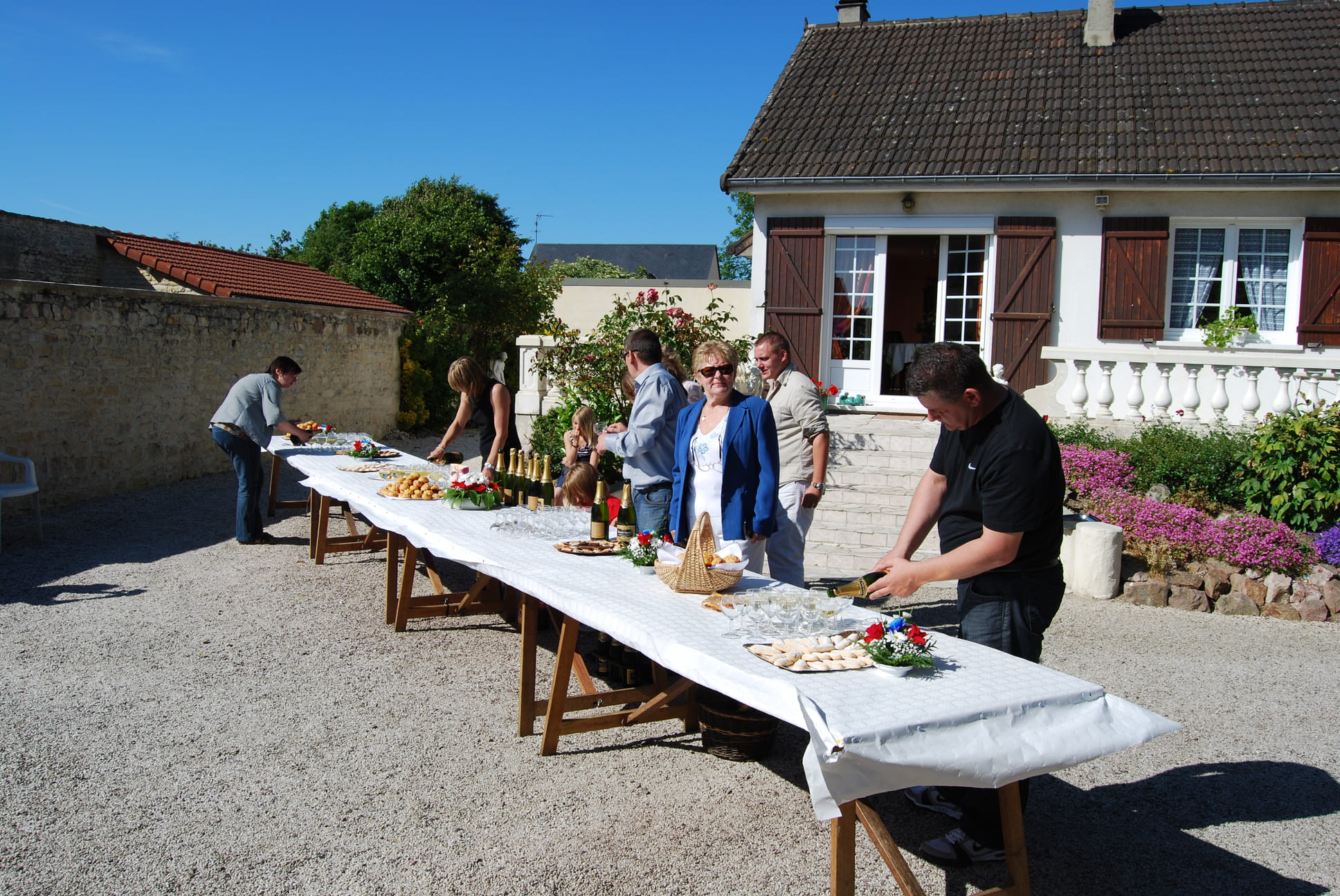 A l’issu de la cérémonie un vin d’honneur fut offert par Mme TANQUEREL.