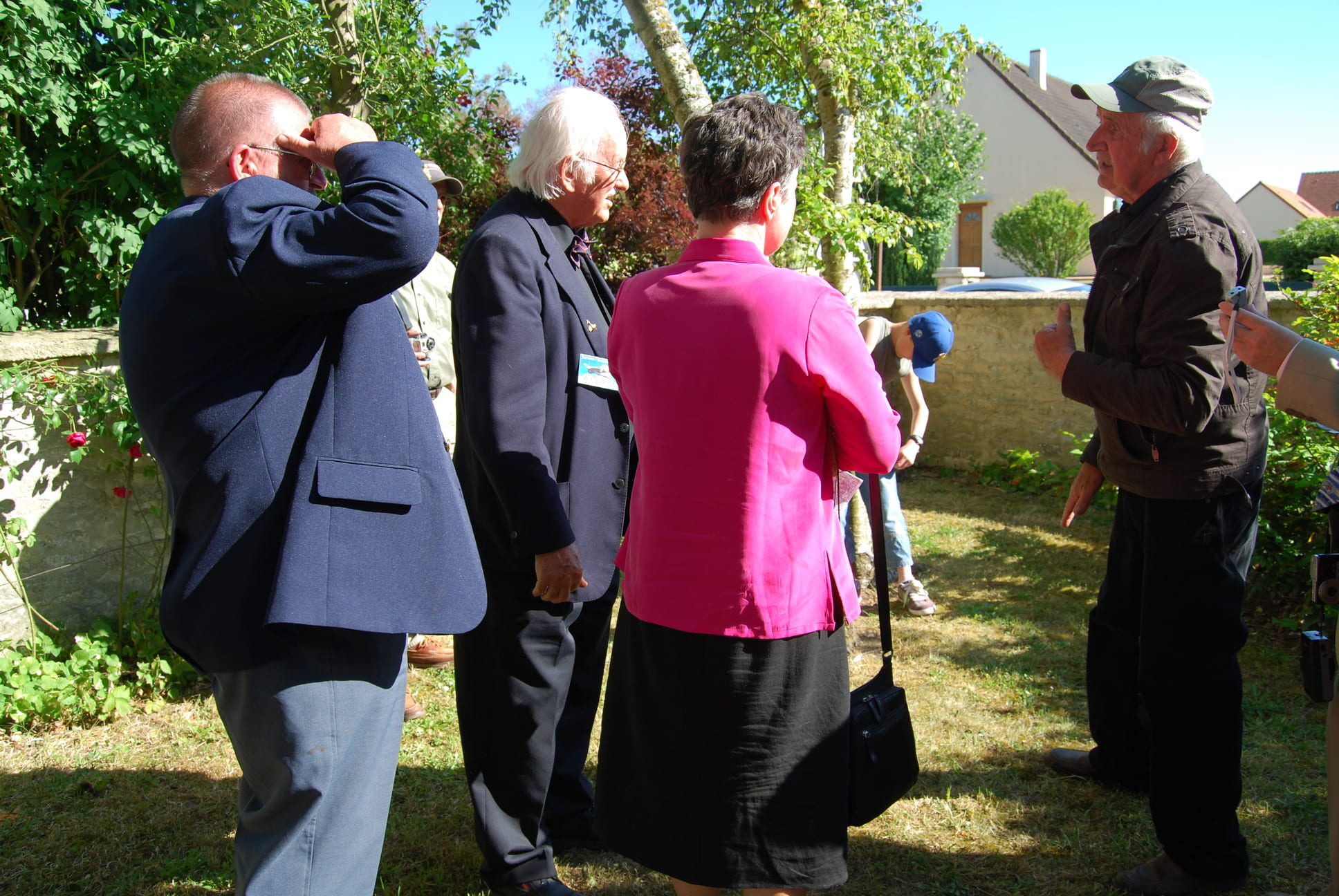 Sur la droite M. Gilbert ROUZIN indiquant le lieu du crash.