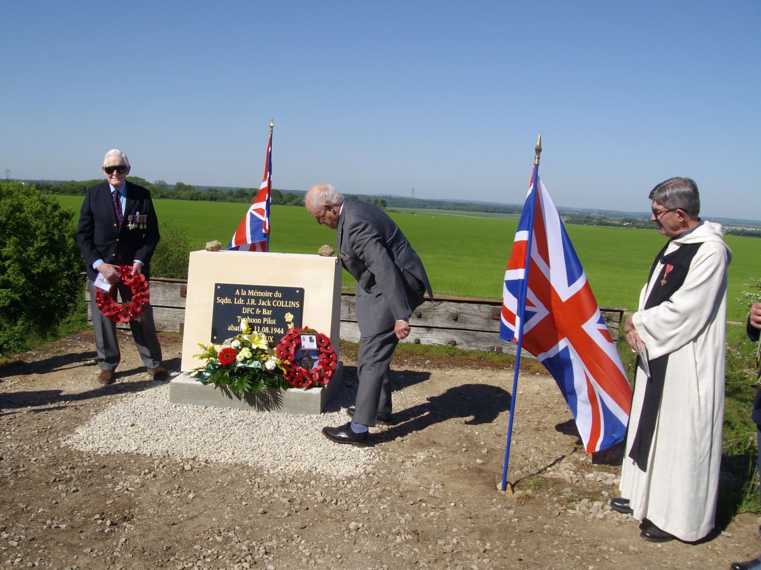 Recueillement de John COLLINS après dévoilement en présence de David INCE (sur la gauche).