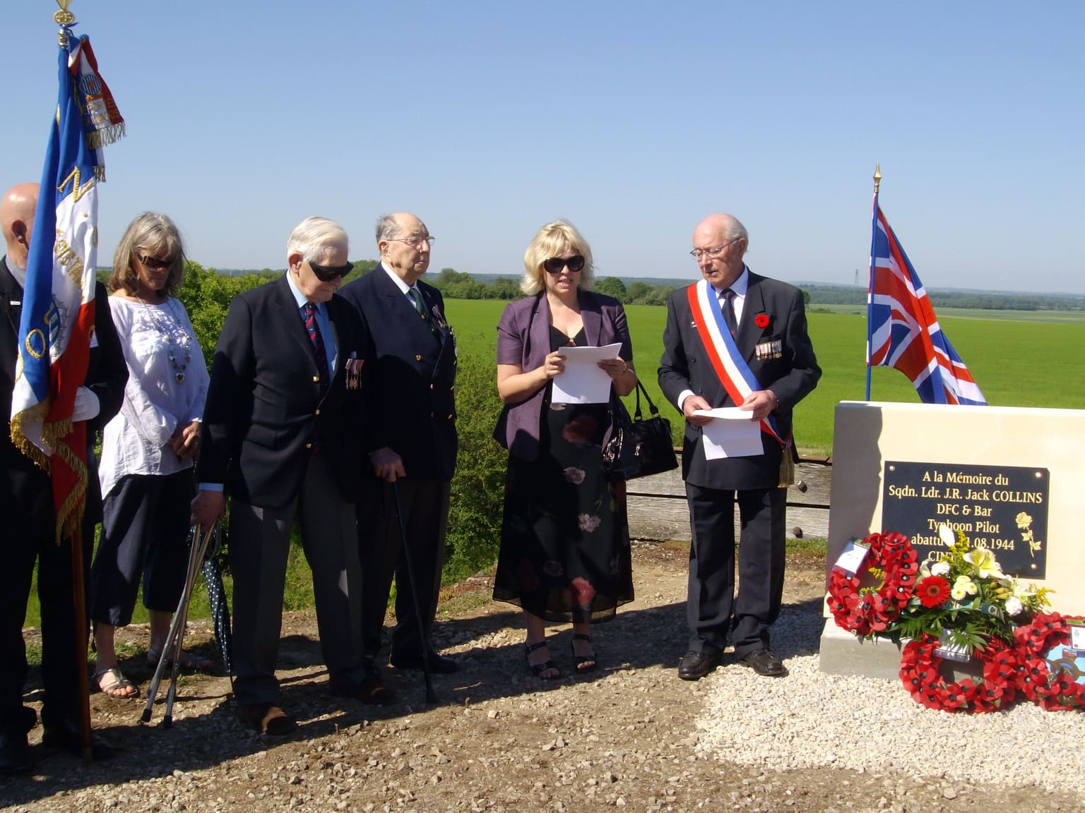 Discours de M. Le Maire de Cintheaux Michel LE BARRON, la traduction fut assurée par Mme Bérangère DUGARDEIN membre de L’A.S.A.V.N.