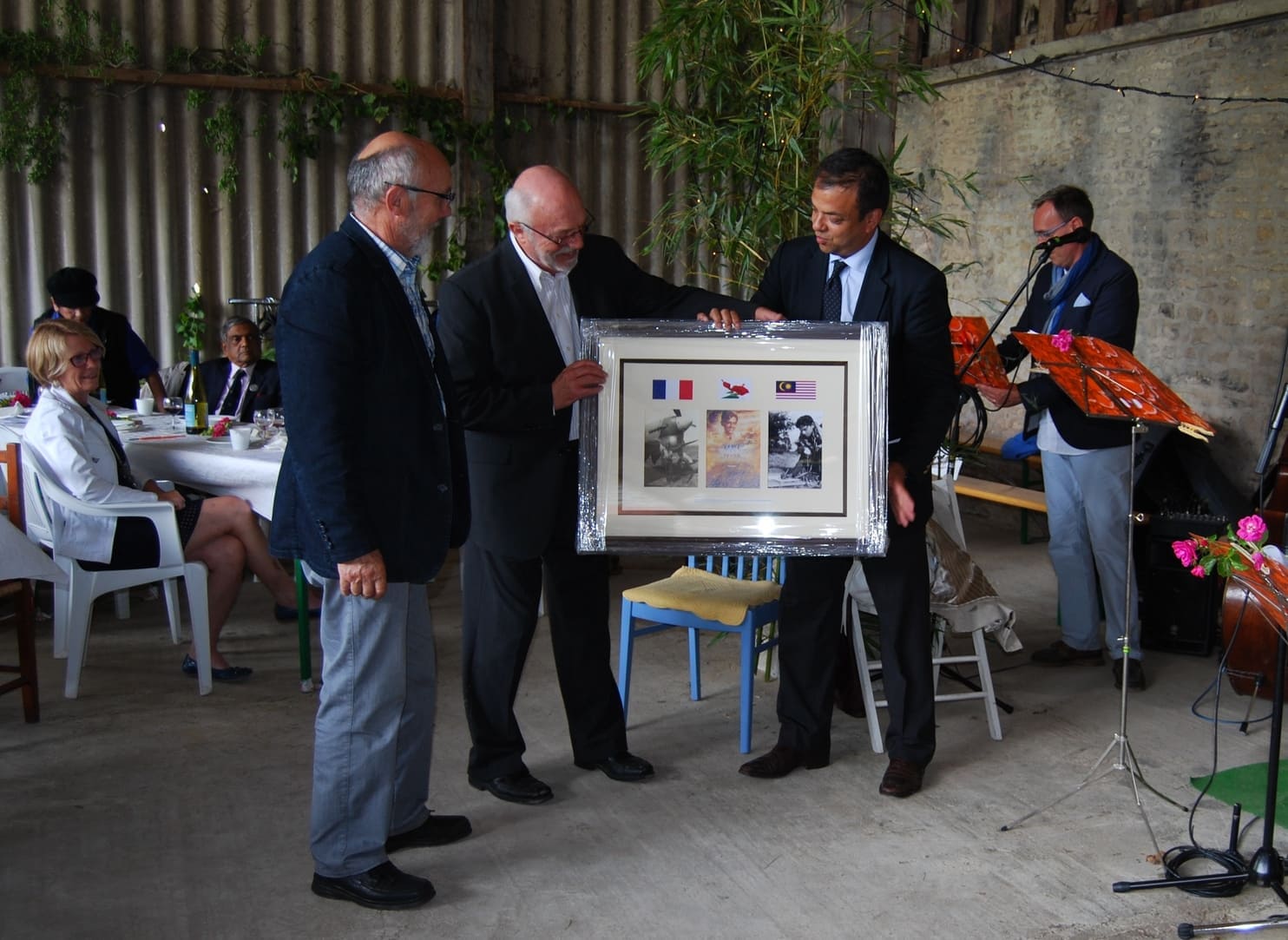 Piers TALALLA offre un tableau à la famille BREE