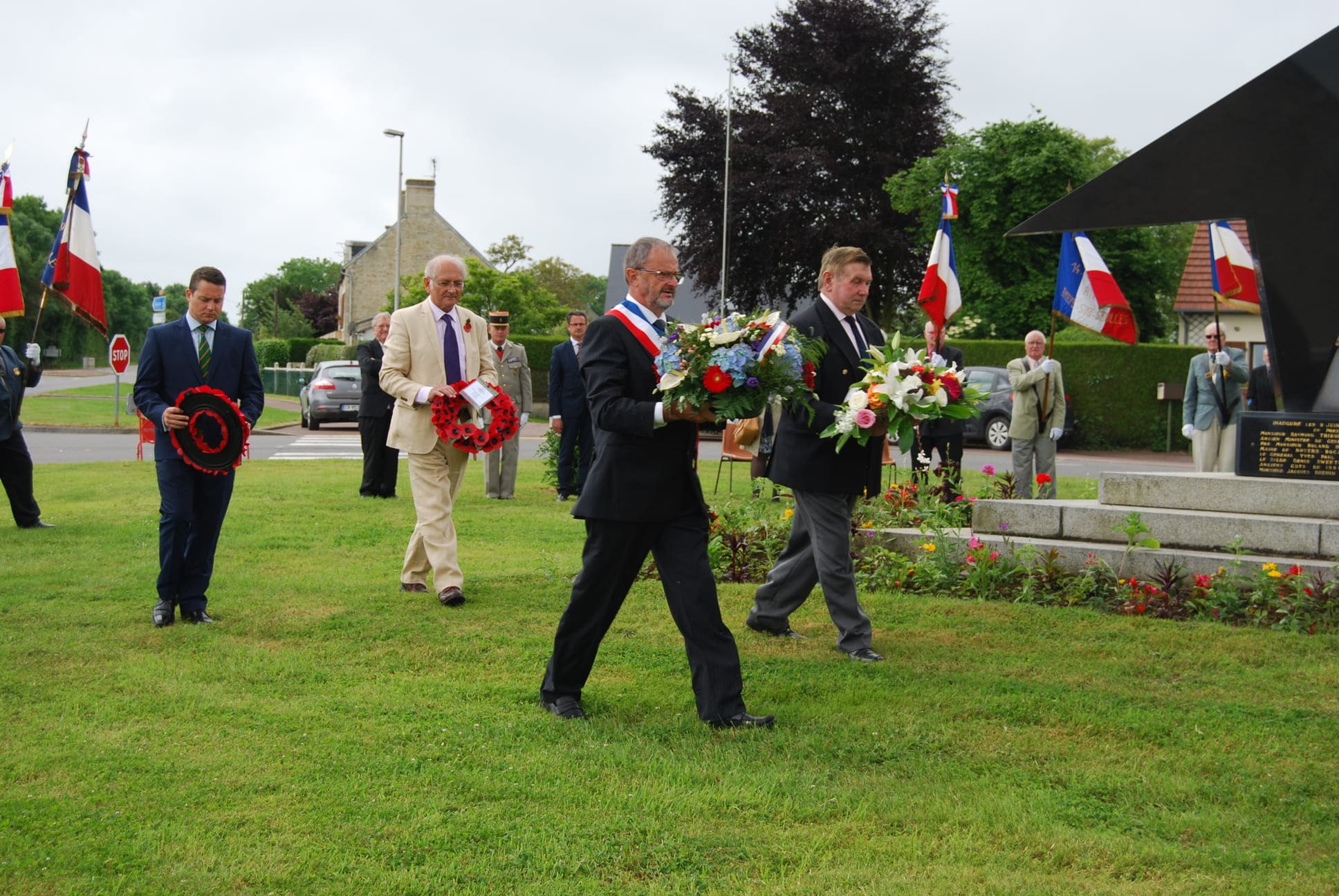 Jacky GODARD maire de Noyers Bocage, Jacques BREHIN président ASAVN, Anthony KNIGHT secrétaire Entente Cordiale.