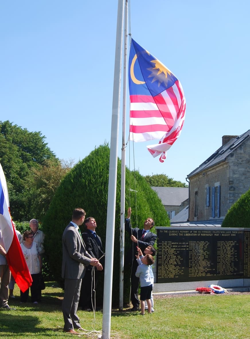 Piers TALALLA a hissé le drapeau Malaisien avec ses deux fils.