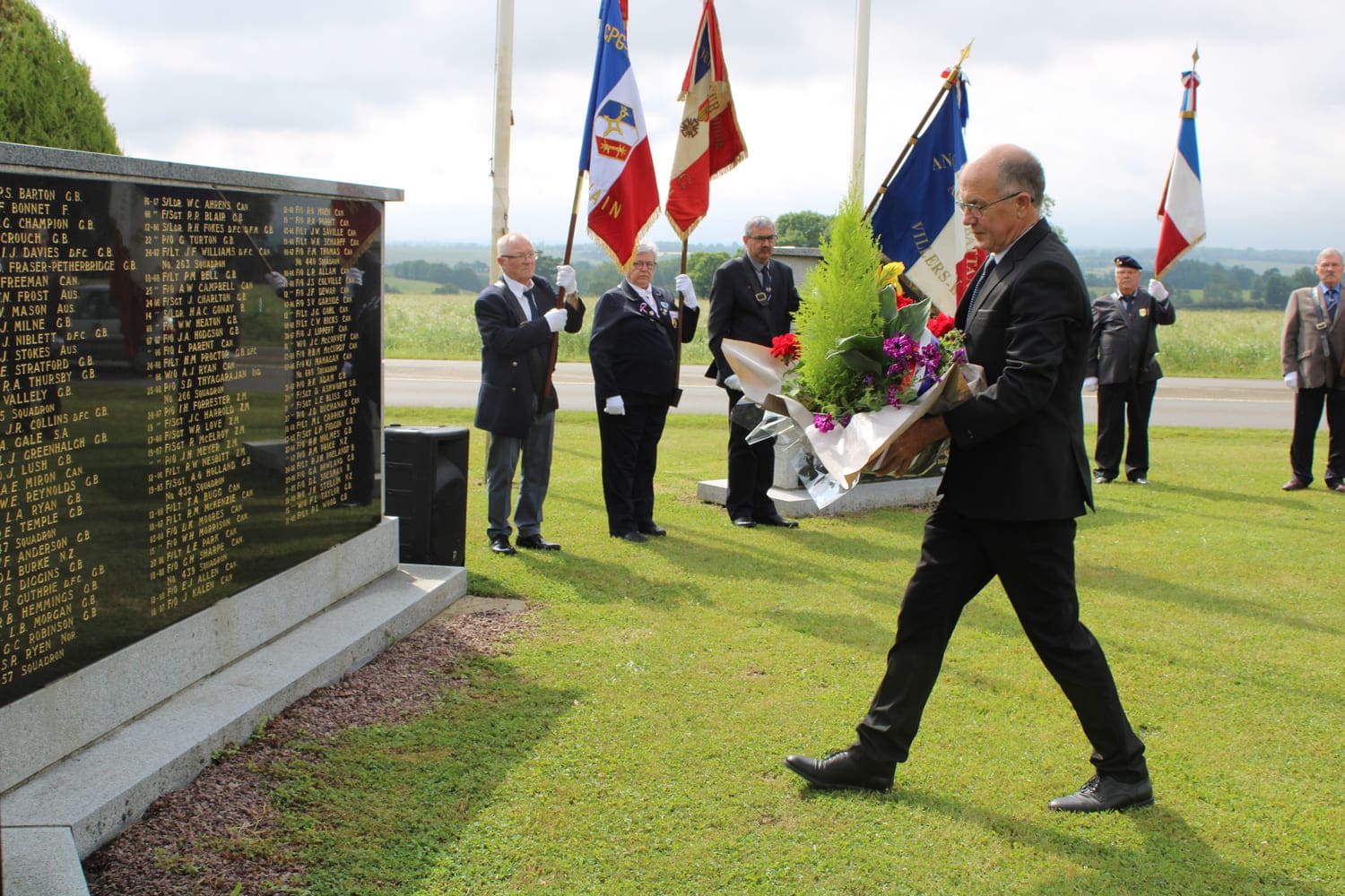 Dépôt de gerbe de M. Le Maire Christian VENGEONS