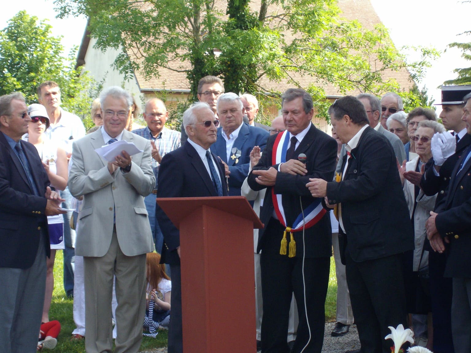 Discours de M. Pierre LIVIC maire de Soulangy. A sa droite Jerry EATON pilote vétéran.