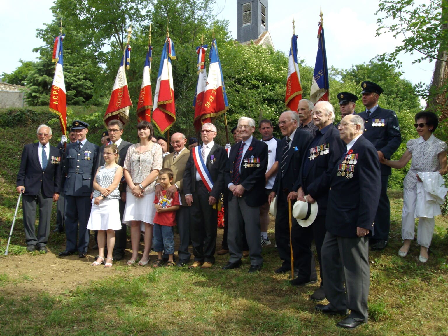 Photo de groupe autour de M. Joël GOULARD maire de Fourches.