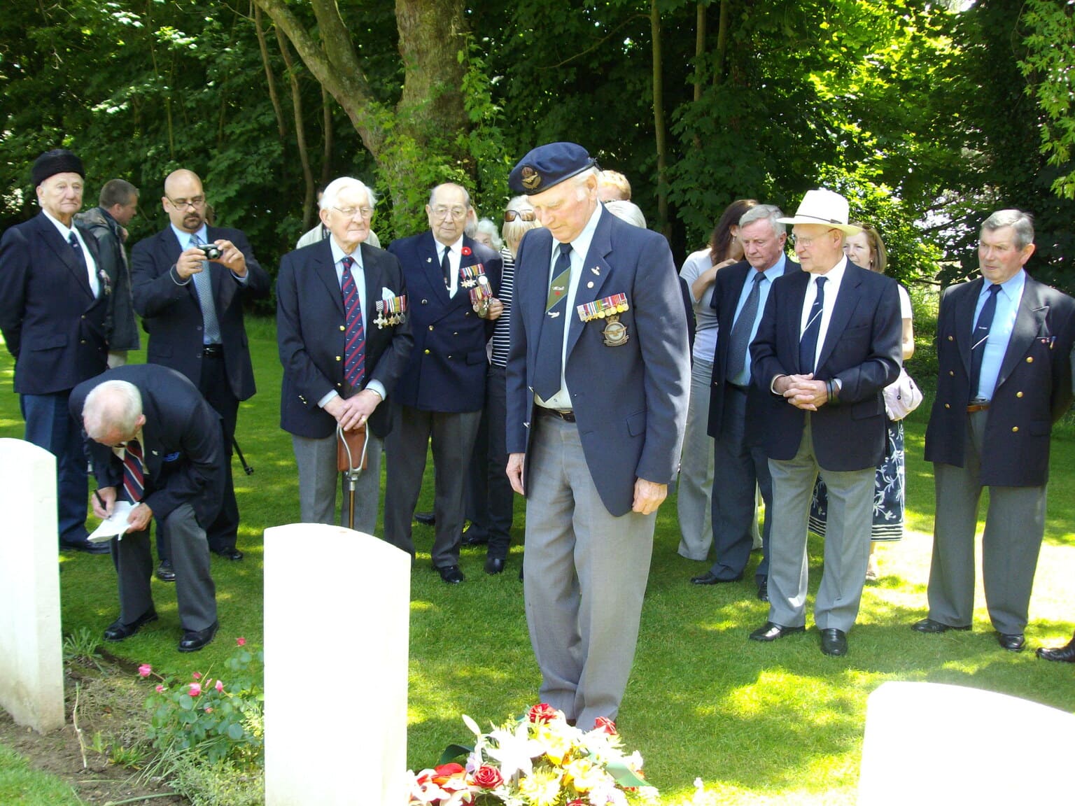 Moment de recueillement devant la tombe de Wing. Cdr Réginald BAKER 146W - Abattu le 16 juin 1944