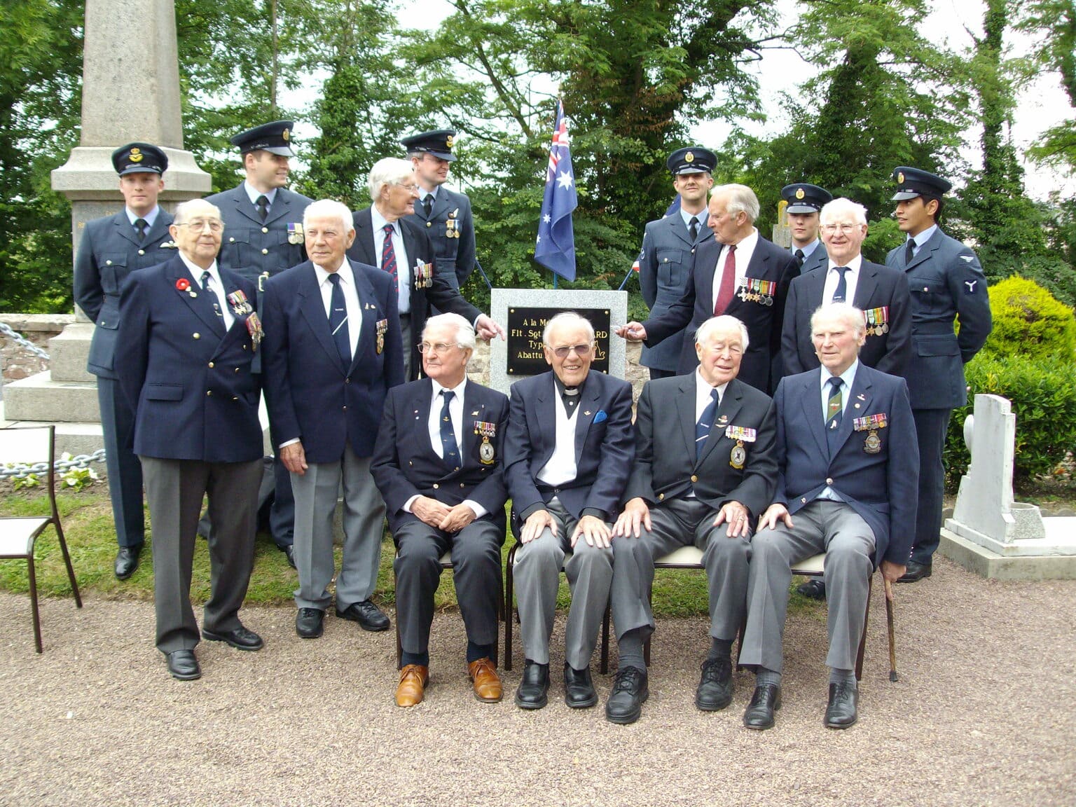 ( à l’arriere) Militaires de la RAF, (debout) Stan GAMBLE, R. SPOONER, David INCE, Jerry EATON, (assis) Roy CRANE, R.P. WOOD, Ken HANNA, Harry HARDY