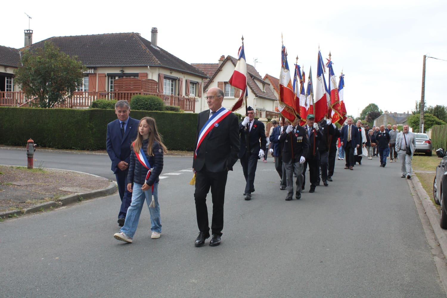 Cortège se dirigeant vers le Mémorial.