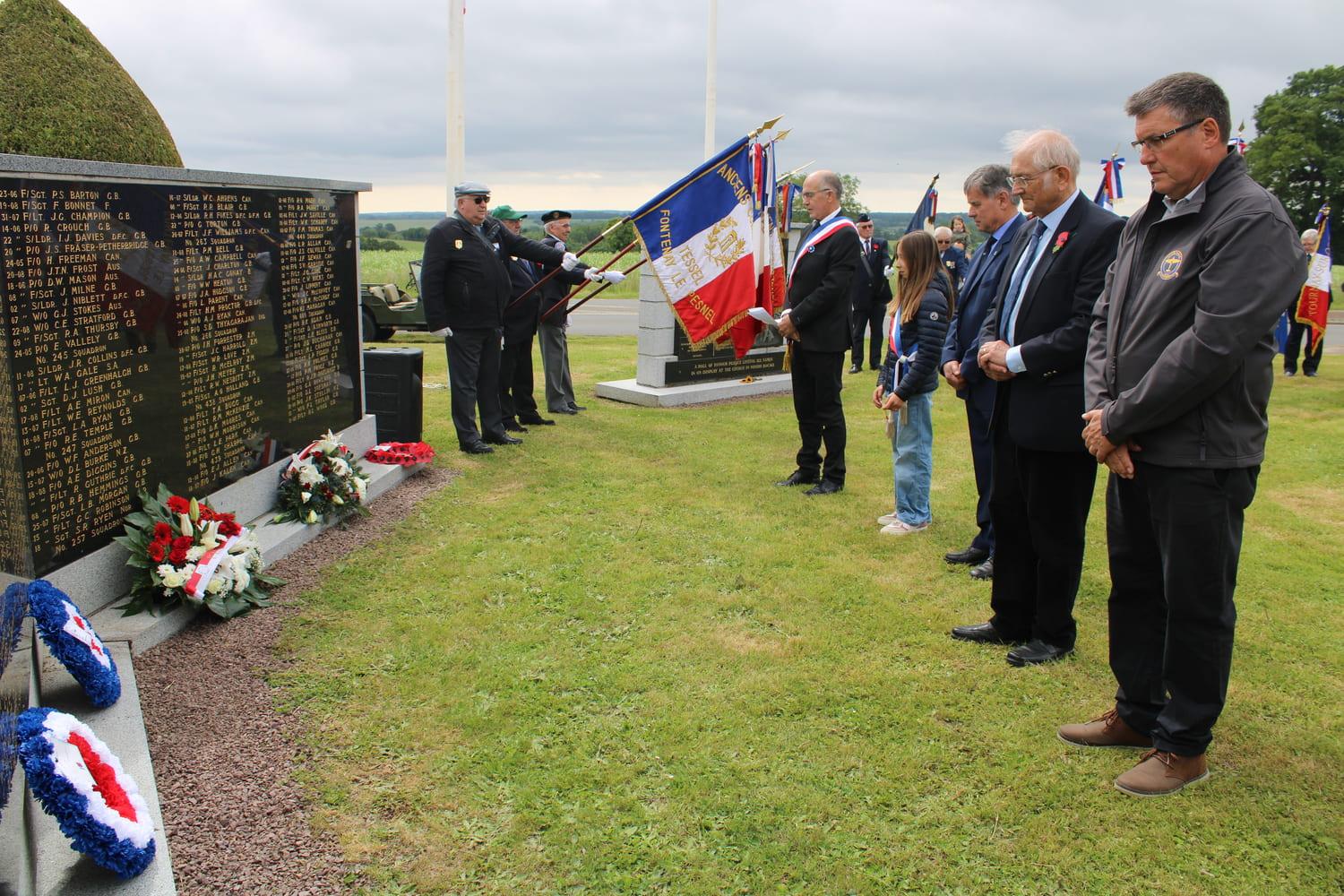 Dépôts de gerbes suivi d’une minute de silence.