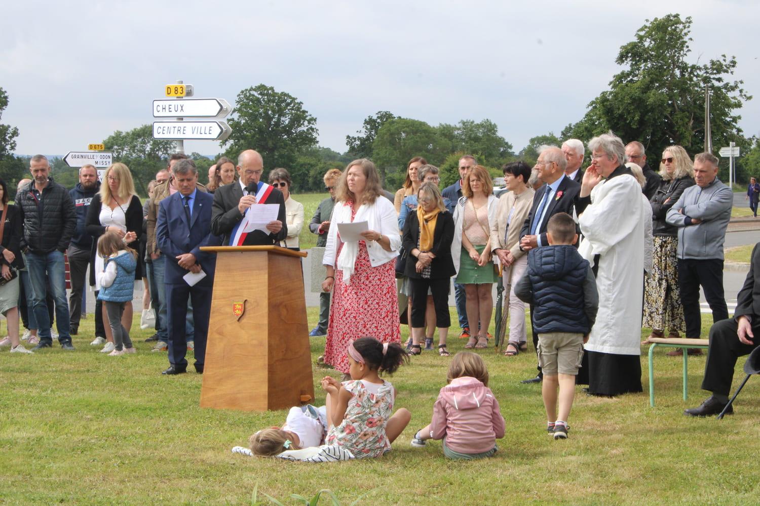 Discours de Mr VENGEON Maire de Val D’Arry traduit par Mme DUGARDEIN Bérangère secrétaire de l’A.S.A.V.N.