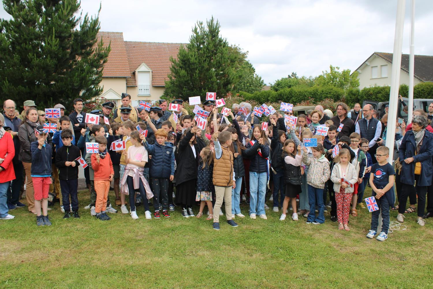 Plusieurs enfants des écoles de Val D’arry étaient présents et ont chanté l’hymne national Britannique.