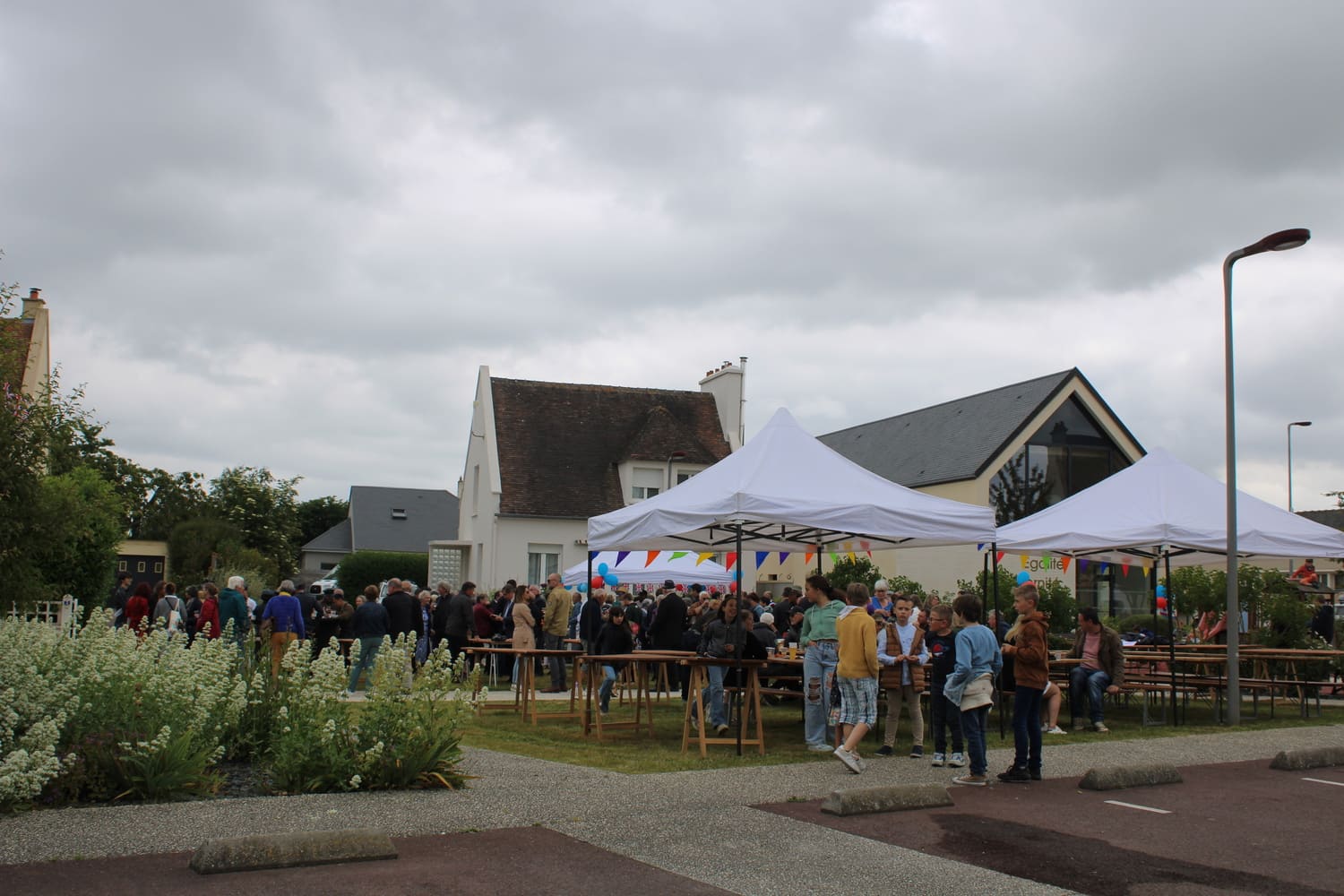 Vin de l’amitié suivi d’un Repas champêtre offert par la Municipalité de Val D’arry.