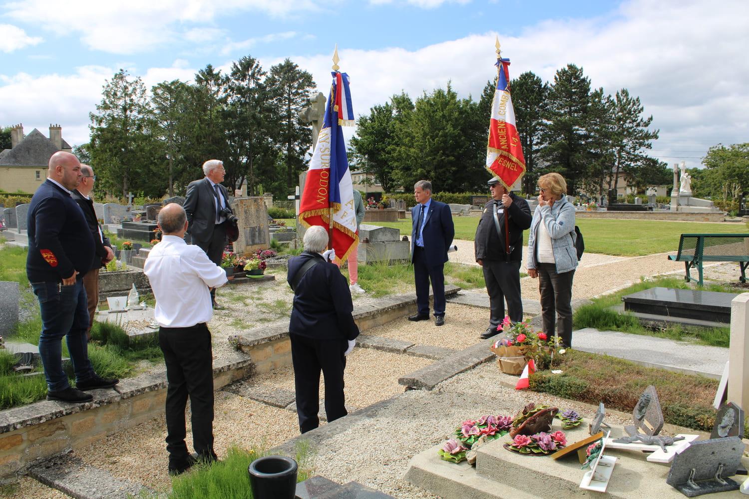 Recueillement sur la tombe du Pilote de Typhoon F/O J-W MAHAGAN 440 SQ abattu le 07 juin 1944 à Noyers-Bocage.