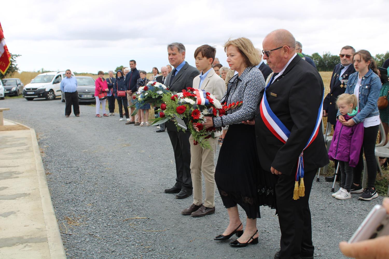 Dépôt de gerbes : Mr BREHIN Michel, Mr TALALLA Fred, Mme GOULAY Martine, Mr LEMIERE Claude