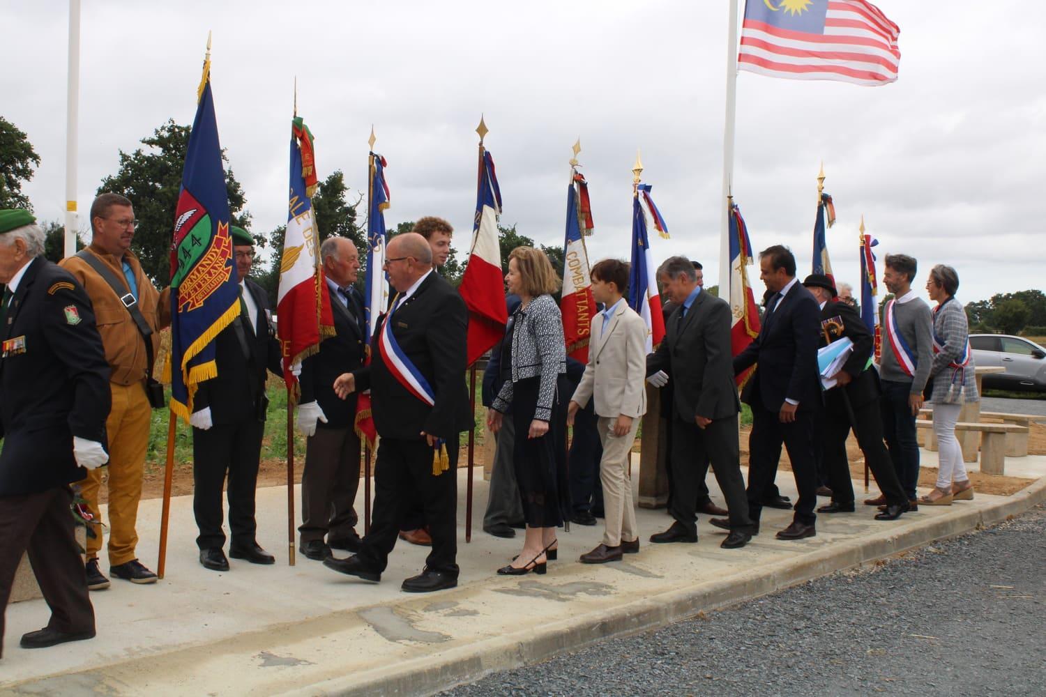 Remerciements aux porte-drapeaux.