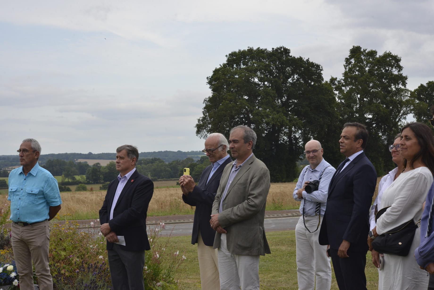 A la droite de Mr BREHIN Michel, Mr ALEXANDRE Yves maire adjoint de Noyers Bocage.