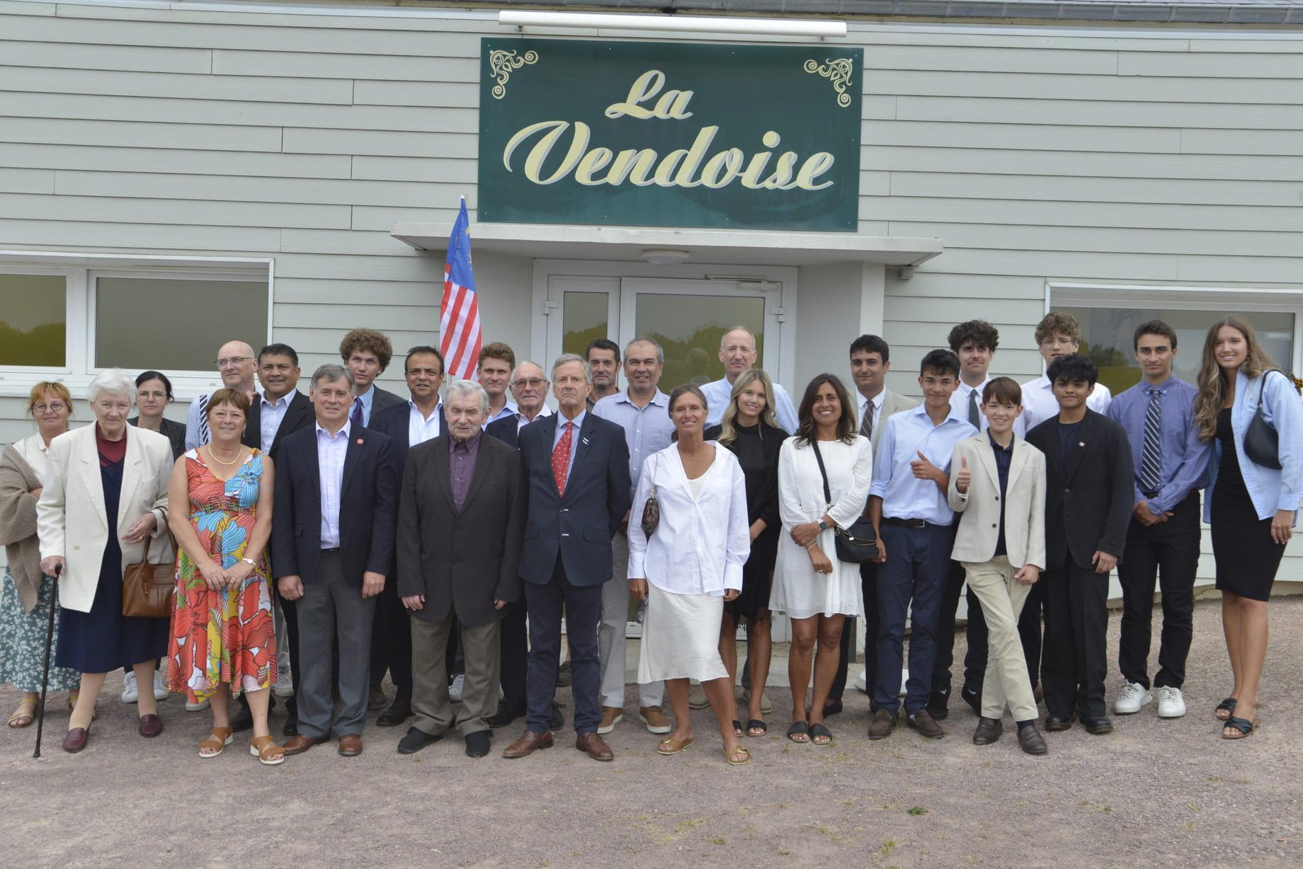 Groupe devant la salle Vendoise de Vendes