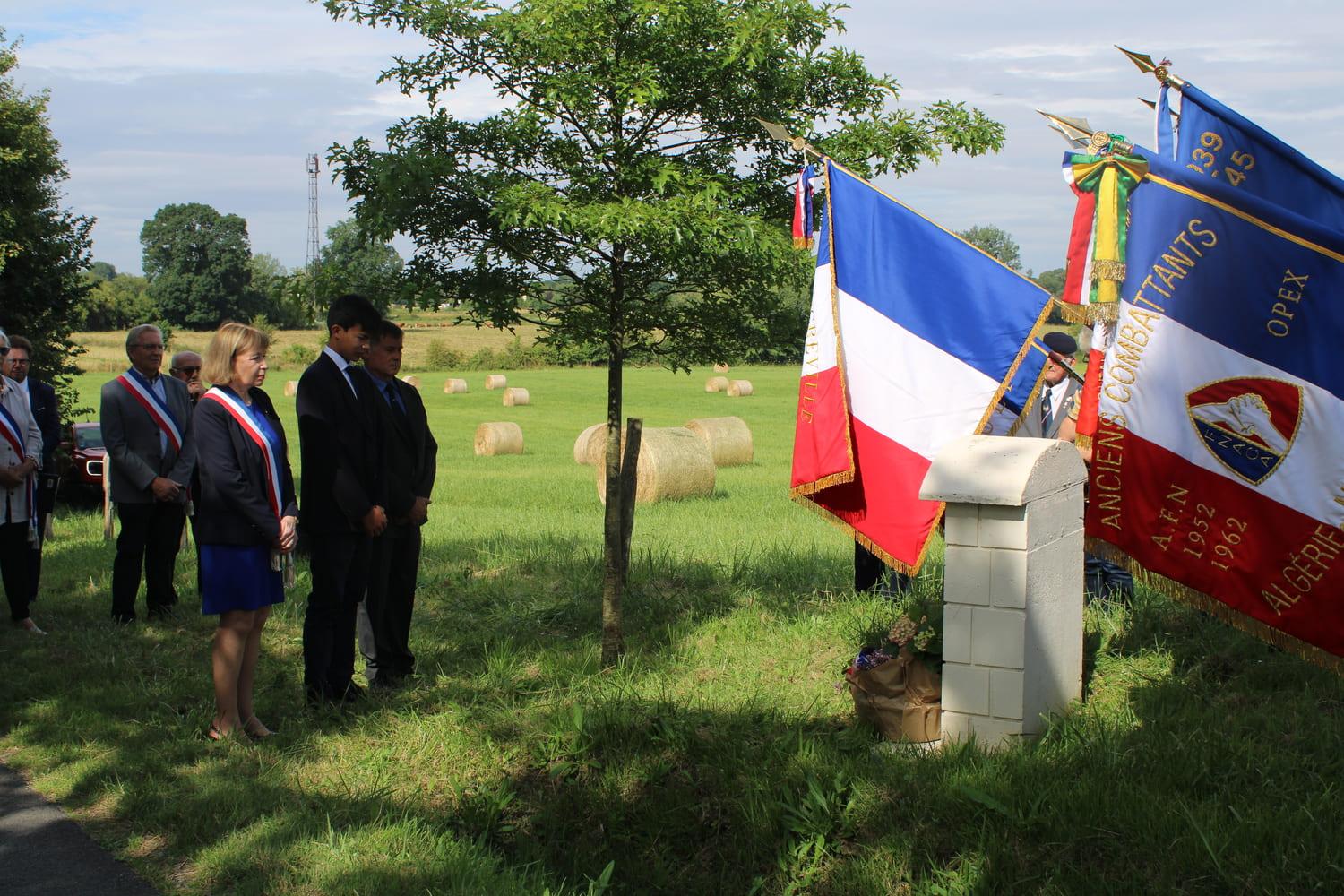 Minute de silence à la stèle.