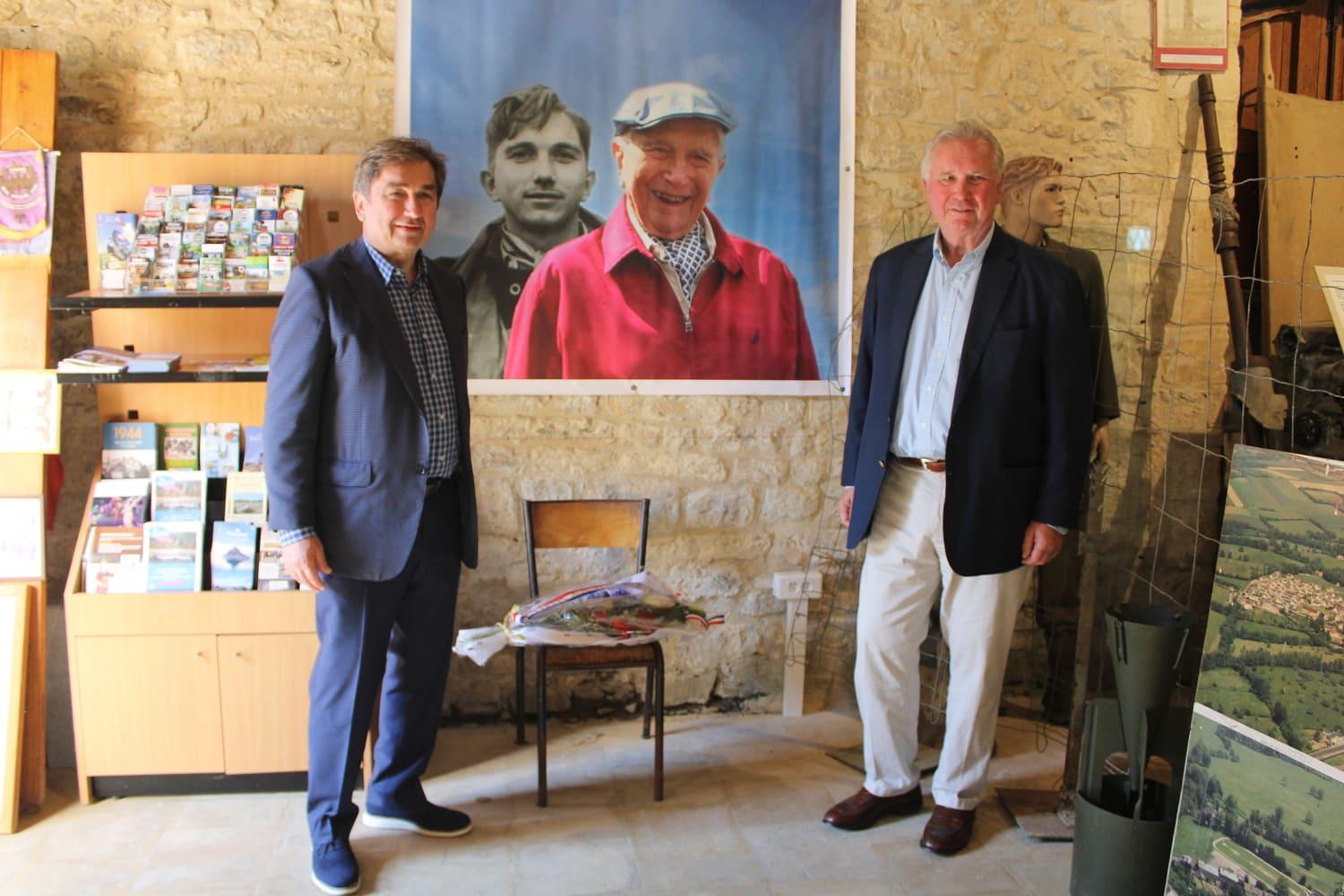 Marc et Christopher devant la bâche représentant leur père Peter ROPER en 1944 et 2014.