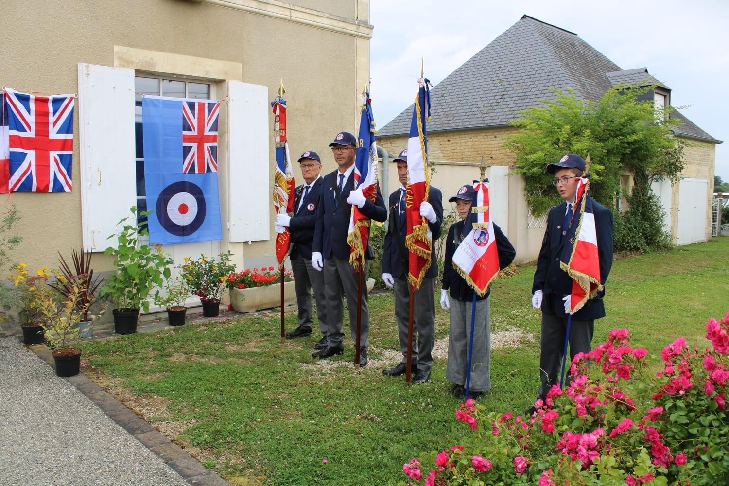 Porte-drapeaux accompagnés de la jeune relève.