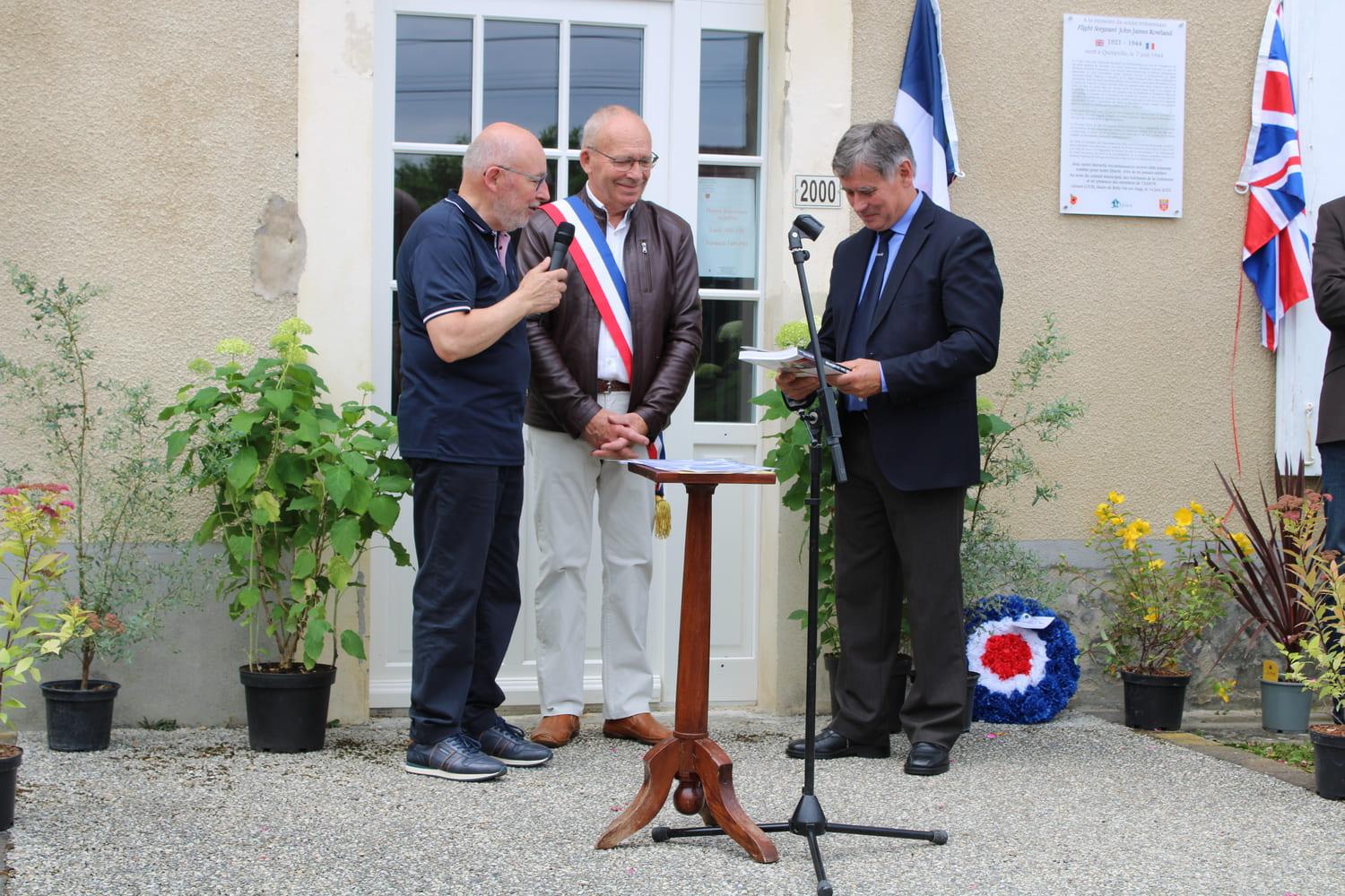 Remise à l’association du livre : En Pays d’Auge Aout 1944, La Libération, par Mr Jacques CHRETIEN ancien maire adjoint ayant participé à la rédaction.