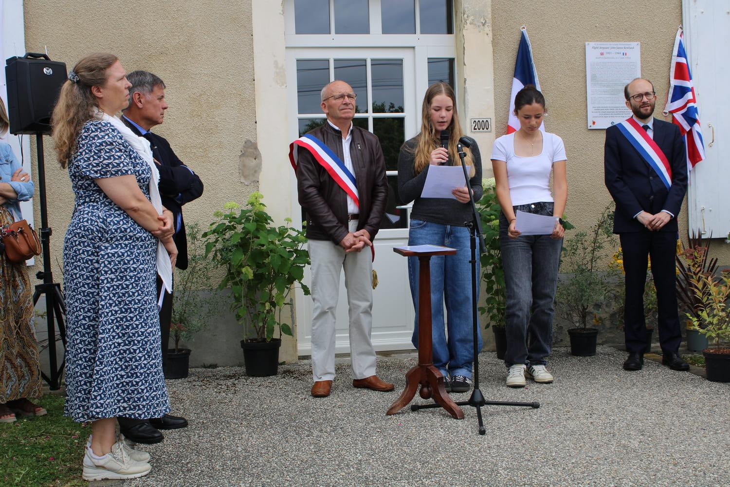 Une lecture émouvante d’un poème par deux jeunes filles Biévillaises a apporté une note de recueillement et de sensibilité.