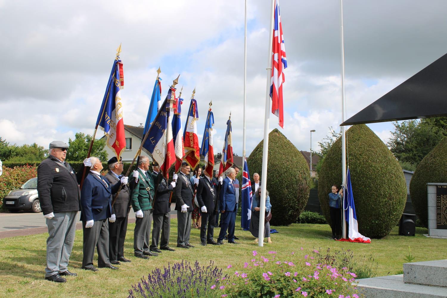 Levée des drapeaux.