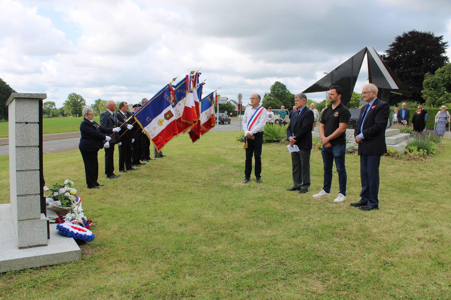Dépôts de gerbes suivi d’une minute de silence.