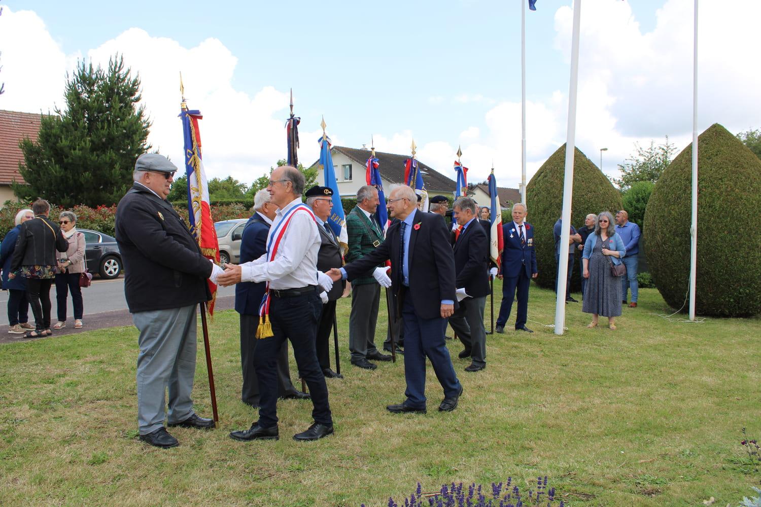 Remerciements aux porte-drapeaux.