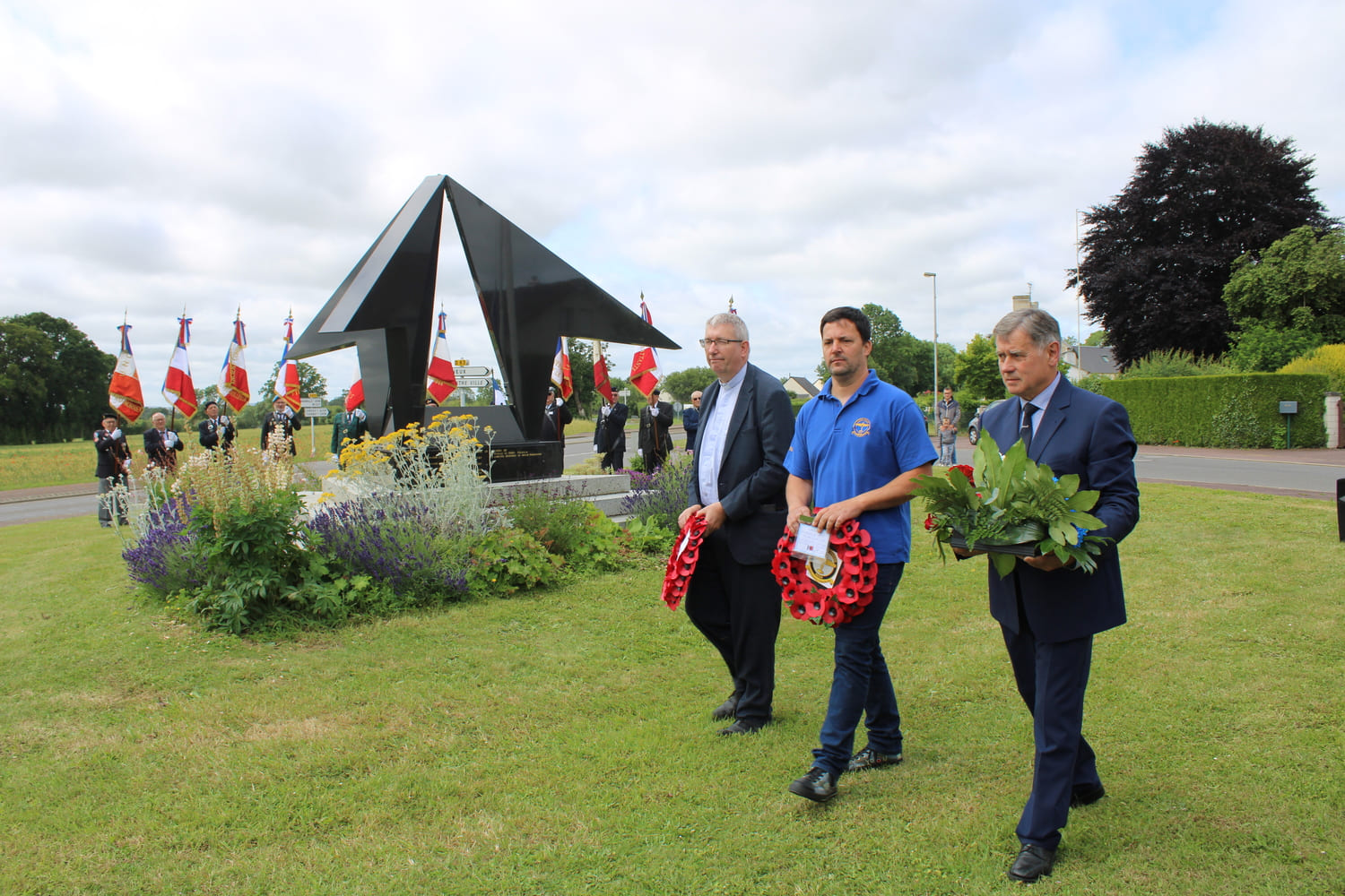 Dépôt de gerbes suivi d’une minute de silence.